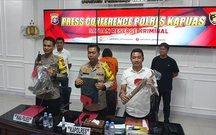 Kapolres Kapuas AKBP Kurniawan Hartono pimpin press realese kasus pembunuhan Pasutri pada Rabu sore, 13 September 2023. (FOTO: DODI)