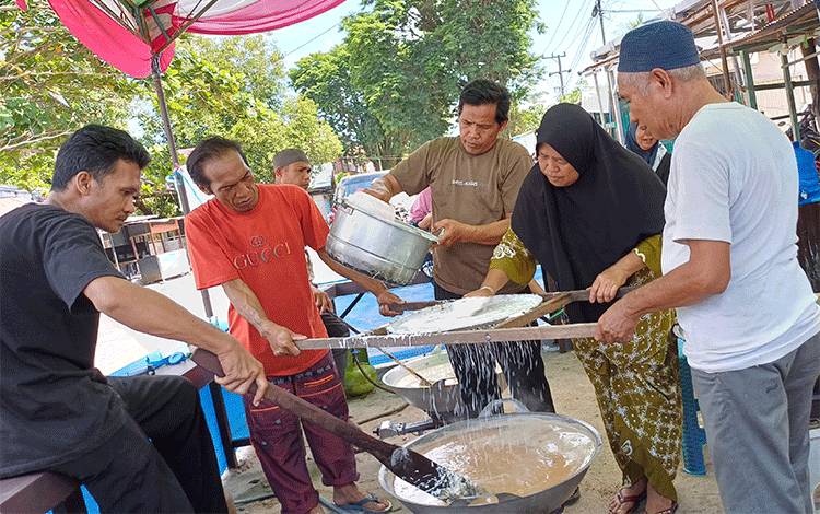 Proses pembuatan bubur baayak di Jalan Ir H Juanda, Kecamatan Mentawa Baru Ketapang, Kabupaten Kotawaringin Timur, Rabu, 13 September 2023. (FOTO: DEWIP)