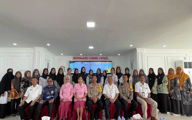 Foto bersama Kapolres Kapuas beserta jajaran dan guru-guru PAUD, Rabu, 13 September 2023. (Foto: Istimewa)