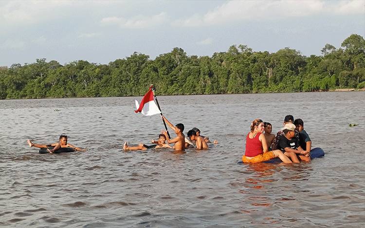 Sejumlah warga melakukan tradisi mandi safar di Sungai Mentaya, Rabu, 13 September 2023. (FOTO: DEWIP)