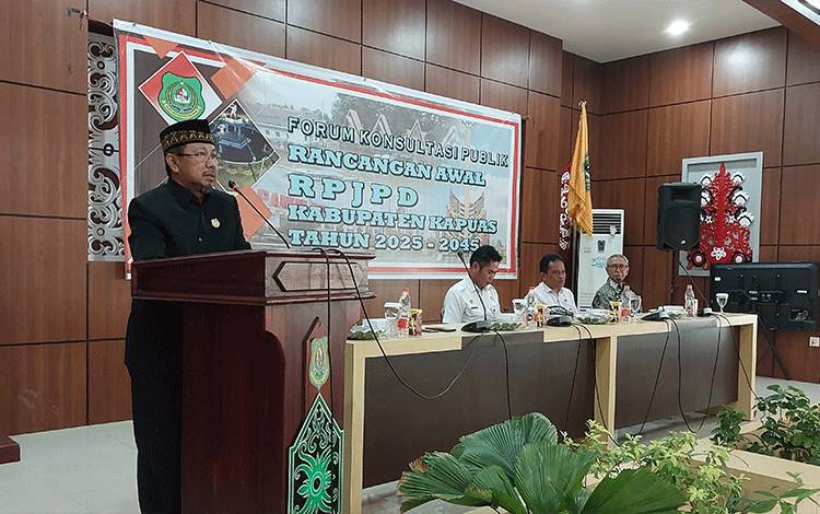 Anggota DPRD Kapuas, dr HM Rosihan Anwar saat hadiri Forum Konsultasi Publik Rancangan Awal RPJPD Kabupaten Kapuas tahun 2025 - 2045, bertempat di Aula Bappelitbangda Kapuas. (FOTO: DODI)