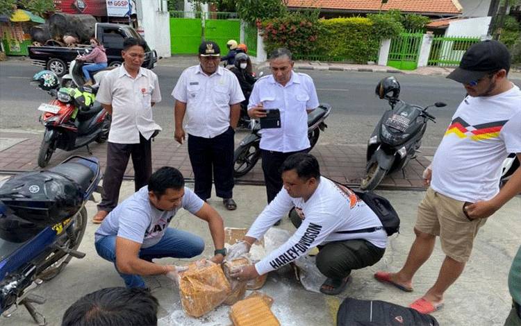 Petugas Badan Narkotika Nasional Provinsi (BNNP) Bali membongkar kardus berisi ganja di Buleleng, Bali. (ANTARA/HO-Humas BNNP Bali)