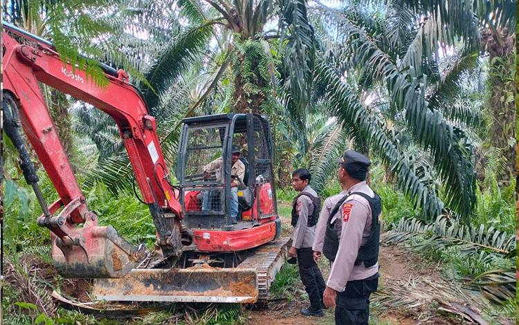 Personel Polres Seruyan saat mengintensifkan kegiatan patroli di areal perkebunan PT BJAP 3 Wilayah Kabupaten Seruyan (Foto : IST)