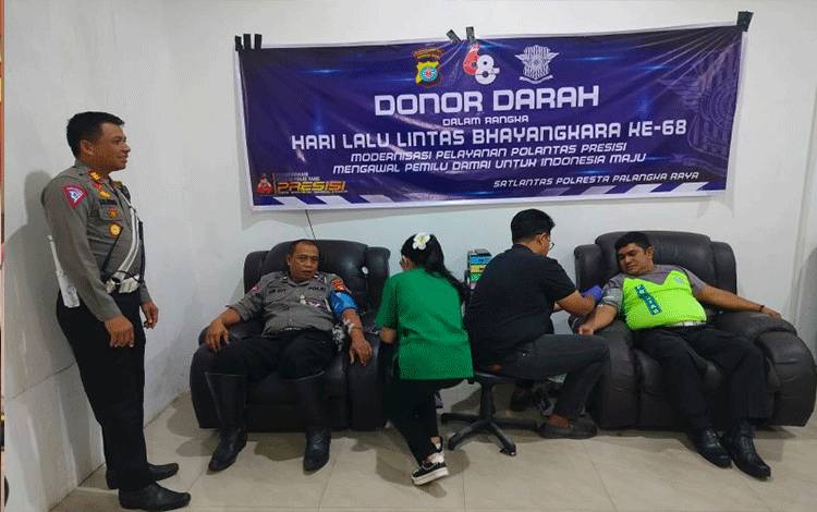 Personel Satlantas Polresta Palangka Raya melaksanakan donor darah di Hari Lalu Lintas Bhayangkara ke-68 tahun di Kantor PMI Kota setempat, Kamis (14/9/2023). ANTARA/Humas Polresta Palangka Raya   