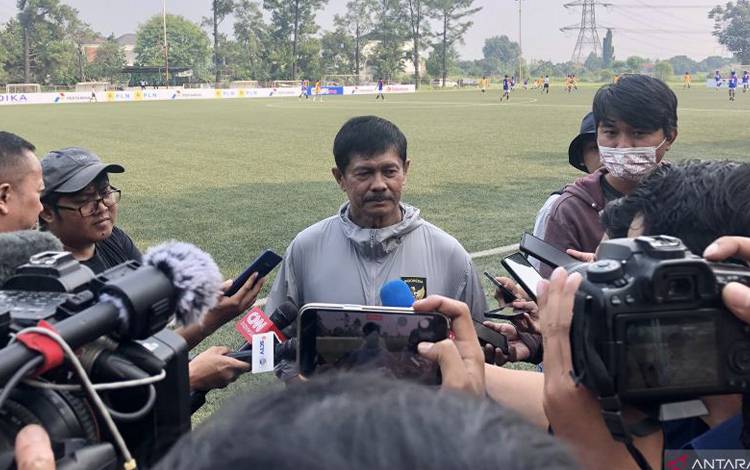 Indra Sjafri ketika ditemui awak media saat memantau seleksi timnas untuk Piala Dunia U-17 2023 di Persija Training Ground, Depok, Jawa Barat, Sabtu (22/7/2023). (ANTARA/Zaro Ezza Syachniar)