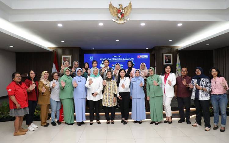 Ilustrasi - Foto bersama usai pelaksanaan talkshow bertajuk "Dialog Lembaga Penyedia Layanan Mengenai Penghapusan KDRT", di Kantor KemenPPPA, Jakarta. (ANTARA/HO-Kemen PPPA)