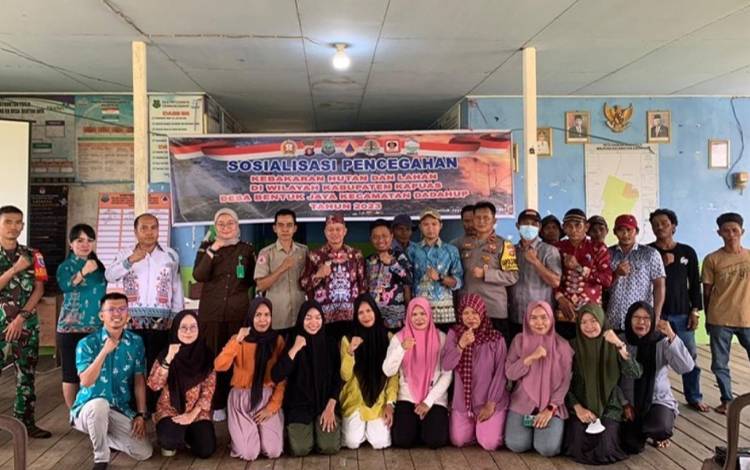 Jajaran BPBD Kapuas bersama unsur tripika Kecamatan Dadahup dan peserta sosialisasi pencegahan karhutla di Desa Bentuk Jaya. (FOTO: IST)
