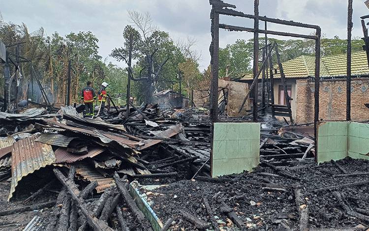 Satu rumah ludes terbakar di Jalan Cut Mutia, Sampit, Jumat, 15 September 2023. (FOTO: DEWIP)