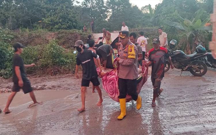 Kapolres Gunung Mas, AKBP Asep Bangbang Saputra, S.I.K saat membantu evakuasi warga yang terdampak kebakaran, Jumat, 15 September 2023 (Foto: Humas Polres Gunung Mas)