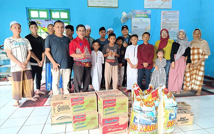 Forum Guru Sertifikasi Barito Timur saat menyalurkan bantuan ke Panti Asuhan Rela Kelurahan Ampah Kota, Sabtu, 16 September 2023. (FOTO: BOLE MALO)