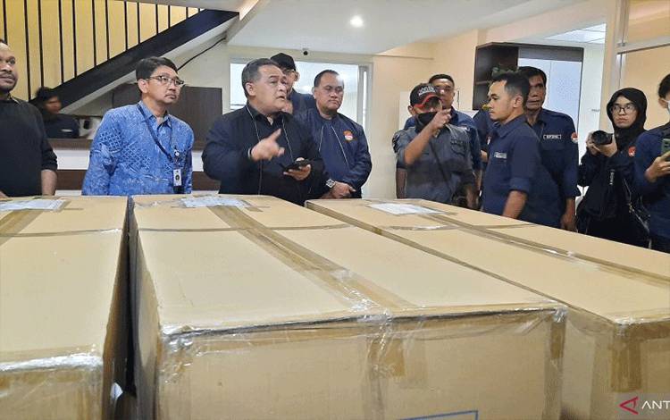 Kepala Badan Pelindungan Pekerja Migran Indonesia (BP2MI) Benny Rhamdani saat menerima kedatangan empat jenazah PMI dari Taiwan di Terminal Kargo Bandara Soetta, Minggu (17/9/2023).
