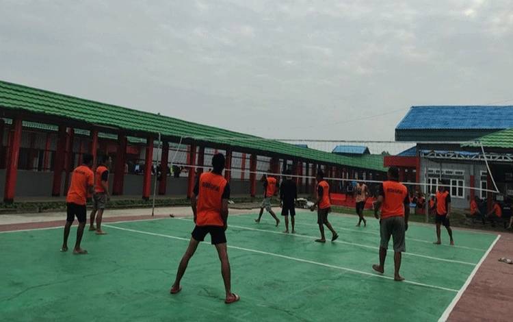 Para WBP saat melakukan olahraga voli di lapangan Rutan Kuala Kapuas. (FOTO: IST)