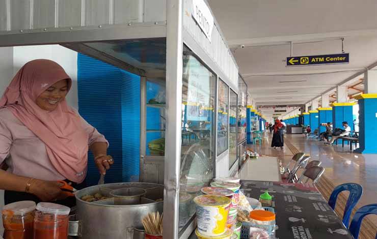 Salah seorang pedagang Siti Fatimah berjualan di lokasi terminal Tipe A WA Gara Palangka Raya (Foto:Marini)
