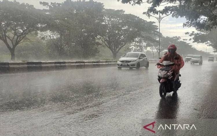 Arsip - Hujan mulai mengguyur sebagian wilayah Kalimantan Selatan. (ANTARA/Bayu Pratama S)