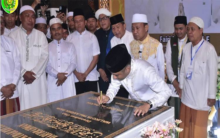Wali Kota Palangka Raya Fairid Naparin menandatangani prasasti peresmian Masjid Agung Kubah Kecubung Darurrahman. (FOTO: HUMAS)