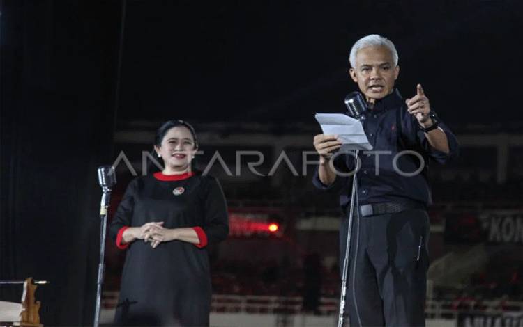 Arsip foto - Ketua DPP PDI Perjuangan Puan Maharani (kiri) mendampingi bakal calon presiden PDI Perjuangan Ganjar Pranowo (kanan) menyampaikan pidato saat konsolidasi pemenangan partai PDIP dan Ganjar di Stadion Jati Diri, Semarang, Jawa Tengah, Jumat (25/8/2023). ANTARA FOTO/Makna Zaezar/foc.