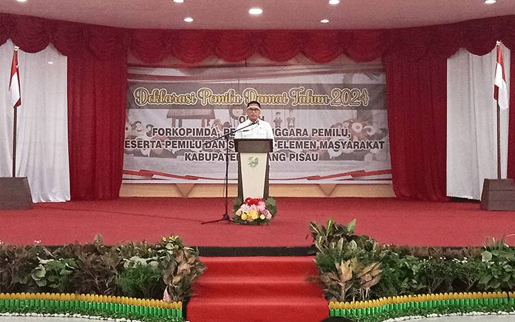 Sekda Pulang Pisau, Tony Harisinta saat memberikan sambutan pada Deklarasi Pemilu Damai Tahun 2024 bertempat di Gedung Pertemuan Umum, Rabu 20 September 2023. (FOTO : M PRADILA KANDI)