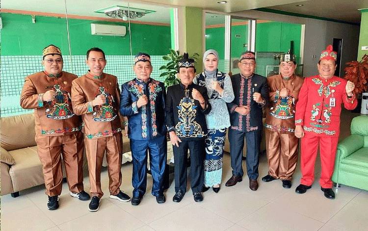 Jajaran pimpinan dan anggota DPRD Kalteng saat mengahadiri HUT Kabupaten Barsel ke 64 tahun, Kamis, 21 September 2023. (FOTO: DPRD KALTENG)
