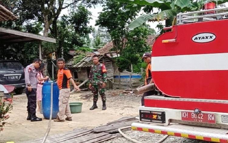 Personel Polres Lamandau bersama Kodim 1017/LMD dan BPBD Lamandau distribusikan air bersih kepada warga Desa Purwareja, Kecamatan Sematu Jaya. (FOTO : HENDI NURFALAH)