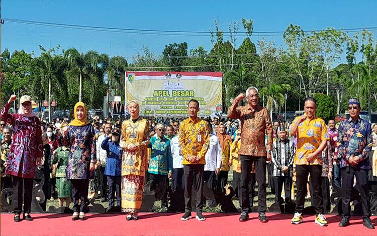 Ketua DPRD Palangka Raya, Sigit K Yunianto menghadiri apel besar syukuran 5 tahun kepemimpinan Fairid-Umi. (FOTO: HENDRI)