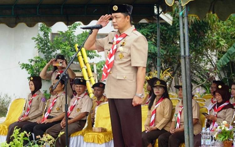 Wakil Bupati Riko Porwanto saat menjadi inspektur upacara pada peringatan HUT Pramuka tingkat Kabupaten Lamandau. (FOTO : HENDI NURFALAH)