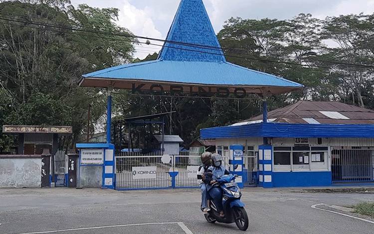 Gerbang pintu masuk PT. Korindo Ariabimasari, di Kelurahan Mendawai. (FOTO : DANANG)