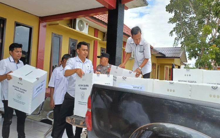 Pihak DPMD Kotim akan mendistribusikan logistik Pilkades ke masing-masing kecamatan, Rabu, 20 September.(FOTO: NISA)