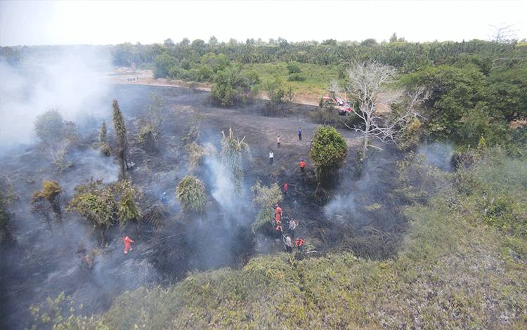 Tim gabungan saat berjibaku memadamkan kebakaran lahan di Desa Sungai Undang, Kecamatan Seruyan Hilir, Kamis, 21 September 2023.(Foto : Ist)