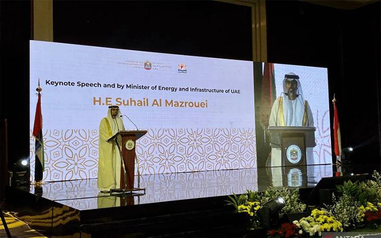 Menteri Energi dan Infrastruktur Uni Emirat Arab (UAE) Suhail Al Mazrouei menyampaikan paparannya dalam Forum Bisnis Indonesia-UAE di Jakarta, Kamis (21/9/2023). (ANTARA/Shofi Ayudiana)