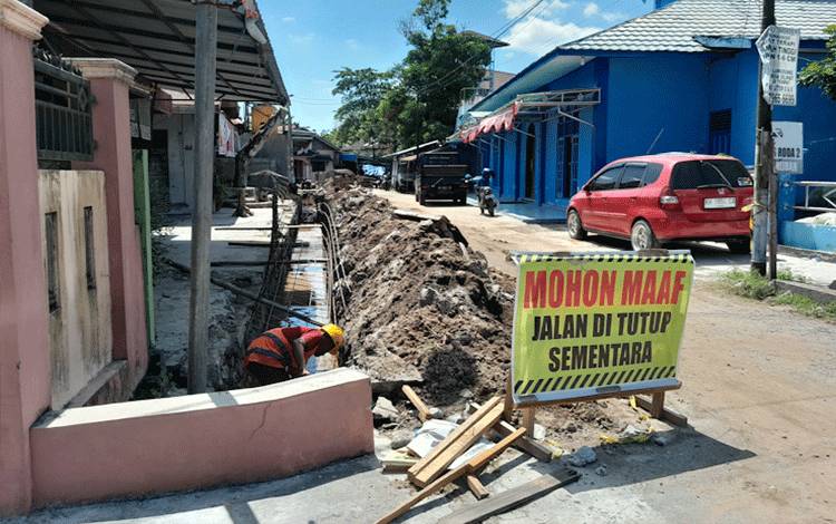 Perbaikan infrastruktur di Jalan Lawu Kota Palangka Raya, Kamis, 21 September 2023. (Foto: Marini)