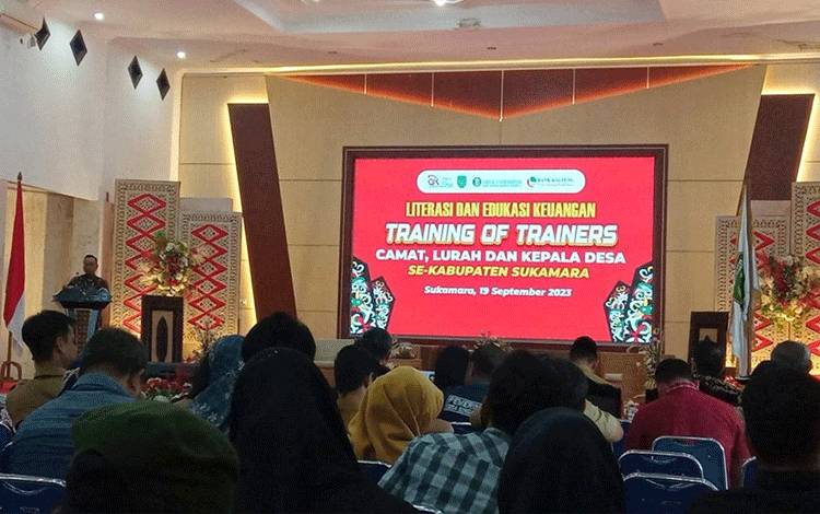 Training of trainers kepada Camat, Lurah dan Kepala Desa se-Kabupaten Sukamara. (FOTO: Dokumentasi OJK Provinsi Kalteng)