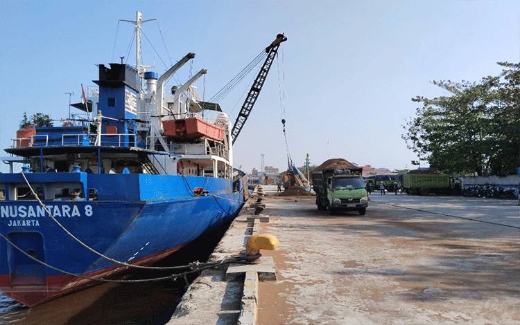 Aktivitas bongkar muat kernel di Pelabuhan Sampit, Kamis, 21 September 2023. (FOTO: IST)