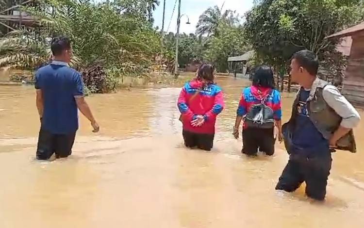 BPBD Kotim mendata rumah terdampak banjir di Desa Tumbang Mujam, Kecamatan Tualan Hulu. (FOTO: BPBD KOTIM)