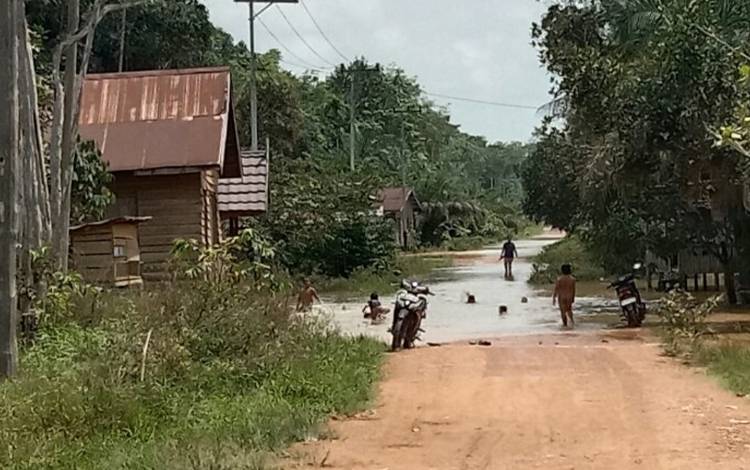 Kondisi banjir di Desa Merah, Kecamatan Tualan Hulu saat ini sudah mulai surut.(FOTO: ADMADI)