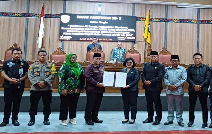 Bupati Kotawaringin Timur Halikinnor dan Ketua DPRD Rinie menunjukkan berita acara penandatanganan bersama Raperda Perubahan APBD 2023, Jumat, 22 September 2023. (FOTO: DEWIP)