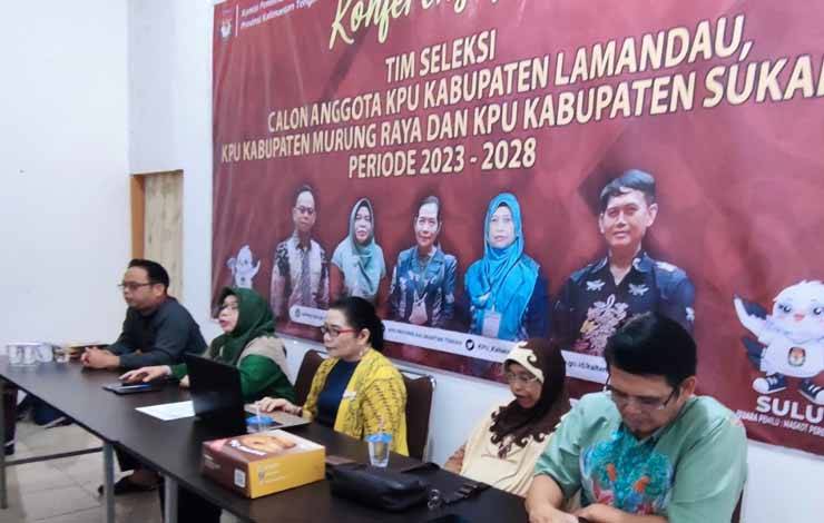 Timselcalon anggota KPU gelombang ke lima Kalteng saat konferensi pers pengumuman hasil seleksi termasuk Kabupaten Sukamara. (FOTO: HERMAWAN)