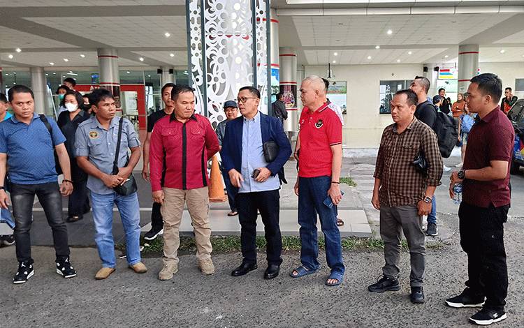 Pejabat (Pj) Bupati Barito Timur Indra Gunawan (empat dari kiri), bersama rombongan saat tiba di Bandara Tjilik Riwut Palangka, Sabtu, 23 September 2023. (FOTO: BOLE MALO)