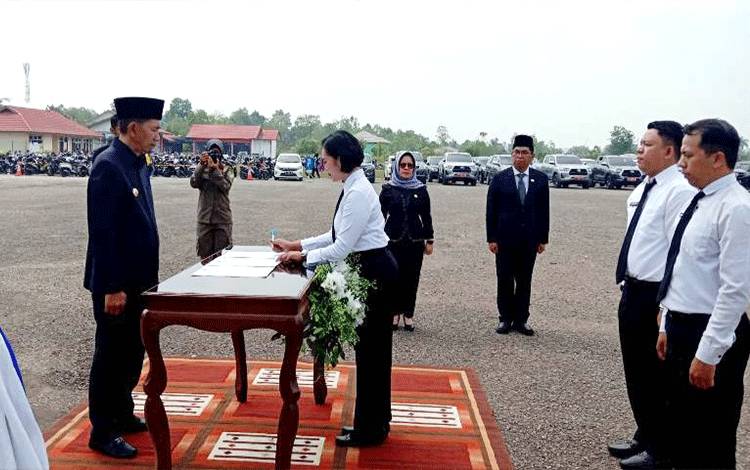 Bupati Barito Utara H Nadalsyah menyerahkan 65 SK Pegawai Pemerintah Dengan Perjanjian Kerja (PPPK) di eks Bandara Beringin Muara Teweh, Sabtu 23 September 2023. (Foto: Dhani)