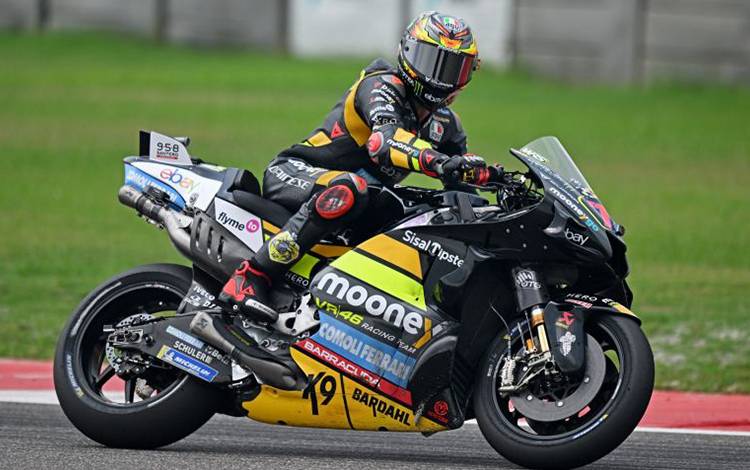 Pebalap Mooney VR46 Racing Marco Bezzecchi saat menjalani sesi kualifikasi pada MotoGP India di Sirkuit Internasional Buddh, New Delhi, Sabtu. (ANTARA/AFP-MONEY SHARMA)