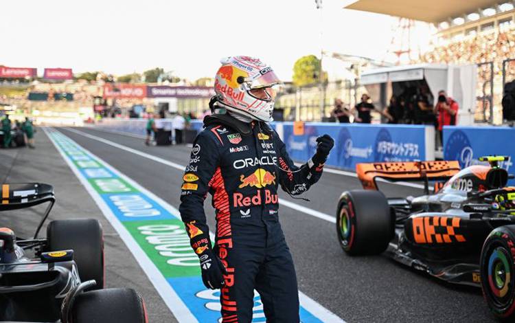 Pebalap Red Bull Racing Max Verstappen melakukan selebrasi usai merebut poll position teratas pada sesi kualifikasi Formula One GP Jepang di Sirkuit Suzuka, Sabtu. (ANTARA/AFP-PETER PARKS)