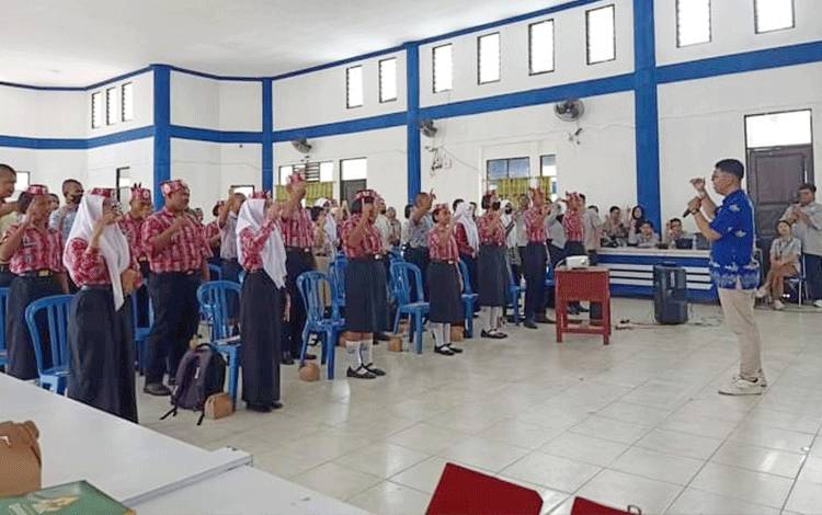 Para siswa SMAN 5 Palangka Raya mempelajari bahasa isyarat dengan dilatih oleh mahasiswa Fakultas Kedokteran Universitas Palangka Raya.(FOTO: Rilis SMAN 5 Palangka Raya)