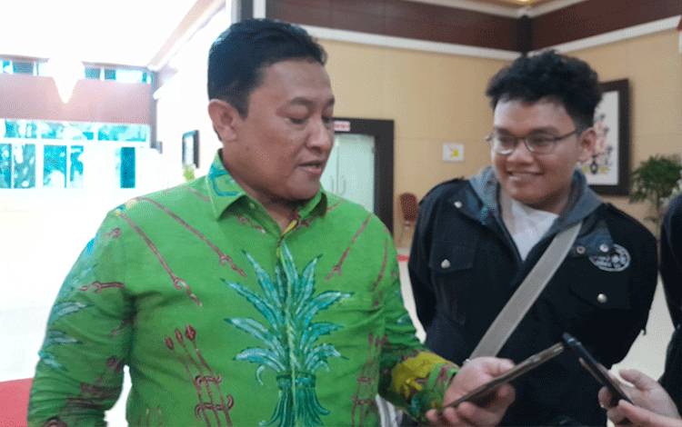 Wakil Gubernur Kalteng Edy Pratowo saat diwawancarai sejumlah wartawan di Palangka Raya, Minggu, 24 September 2023. (FOTO: MARINI)