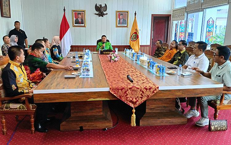 Acara penyerahan Surat Keputusan Penunjukan Plh Bupati/Walikota oleh Wakil Gubernur Kalimantan Tengah Edy Pratowo di Palangka Raya, Minggu, 24 September 2023. (FOTO: BOLE MALO)