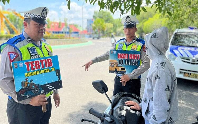Personel Satlantas Polres Kapuas saat berikan imbauan kepada pengendara agar patuhi peraturan lalu lintas, 24 September 2023. (FOTO: IST)