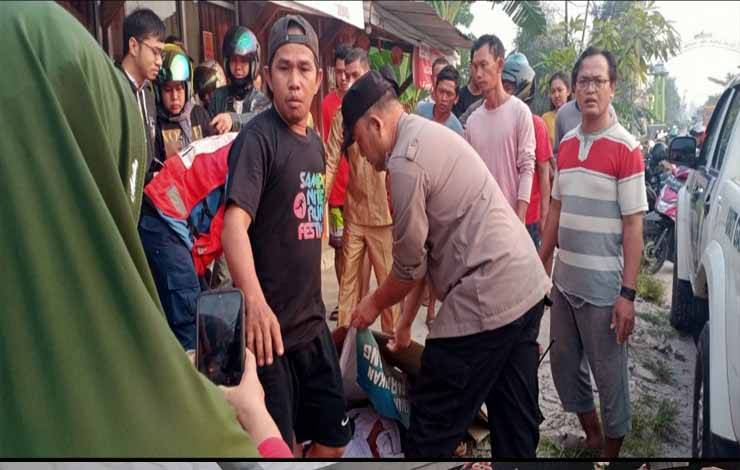 Anggota kepolisian saat hendak mengevakuasi korban yang terlibat kecelakaan di Jalan Tidar IV, Kecamatan Baamang, Kabupaten Kotim, Senin, 25 September 2023. (FOTO: IST)