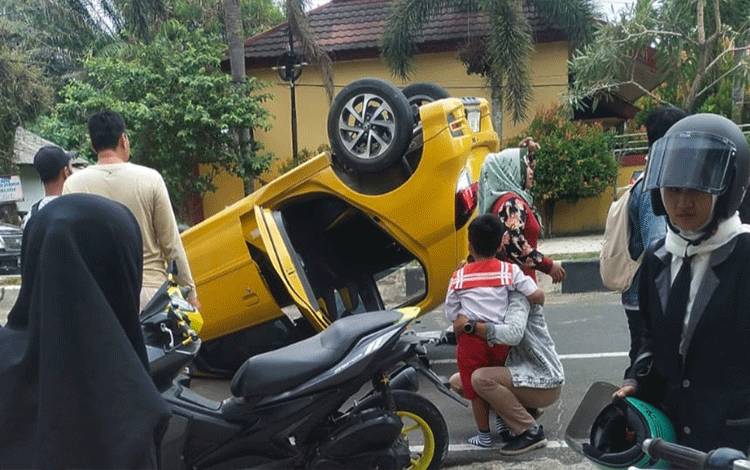 Tampak mobil Agya warna Kuning Nopol KH 1691 GM terbalik usai tabrak Plangson di Jalan Pasanah, Pangkalan Bun. Foto : ISTIMEWA)