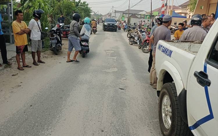 Anggota kepolisian saat berada di lokasi kejadian kecelakaan di Jalan Tidar IV, Sampit . (FOTO: IST)