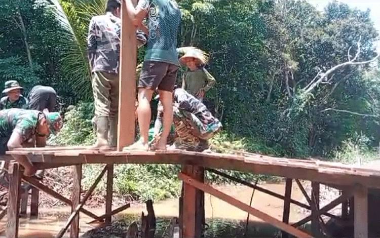 Kegiatan pengerjaan jembatan di Desa Sidorejo, Kecamatan Tamban Catur, Senin, 25 September 2023. (FOTO: IST)