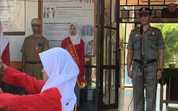 Jajaran Satpol PP dan Damkar Kapuas saat sosialisasi pencegahan kenakalan remaja di SMAN 3 Kuala Kapuas. (FOTO: IST)