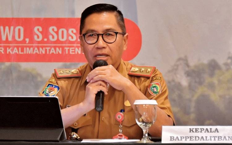 Kepala Bappedalitbang Provinsi Kalteng Leonard S. Ampung Saat Menyampaikan Paparan. (FOTO: IST)